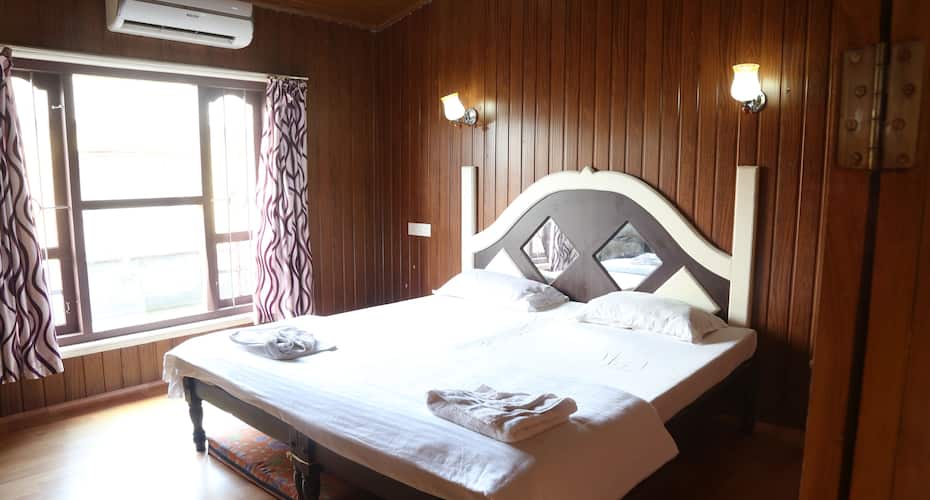 Alleppey Cryystal Holidays Houseboat, Alleppey 3
